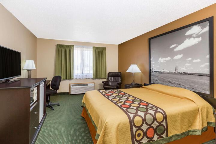 1 Queen Bed (12 of 12)