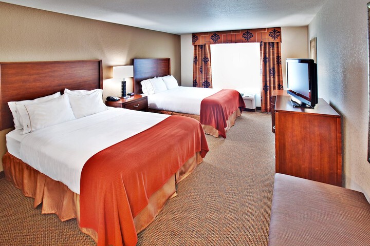 2 Queen Beds (7 of 10)