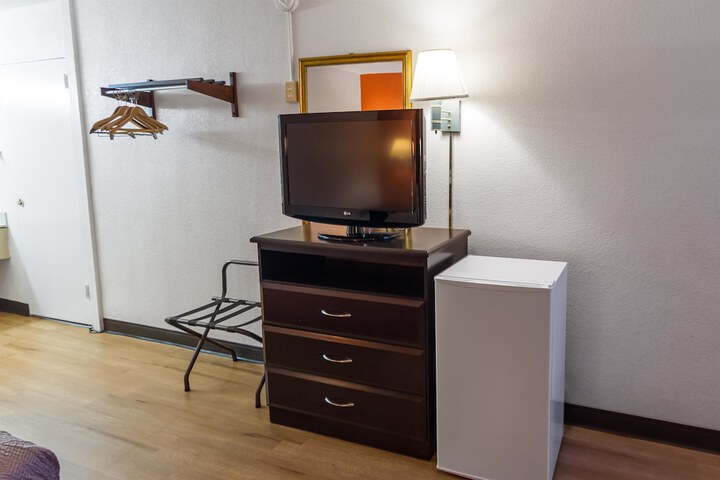 1 Queen Bed (9 of 16)