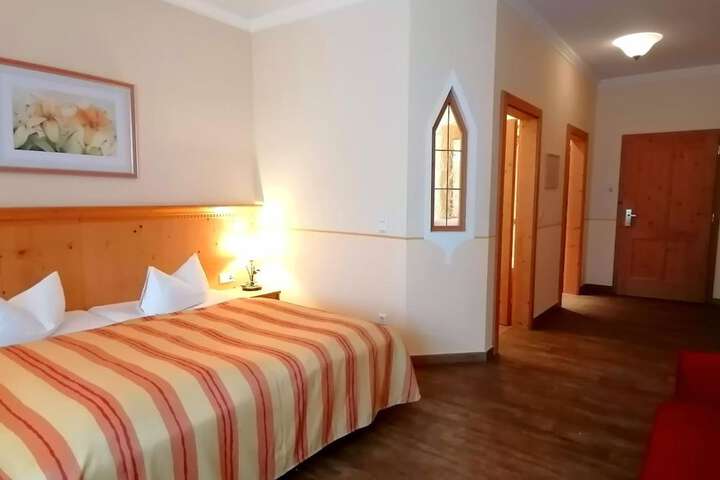 Room 10 of 76