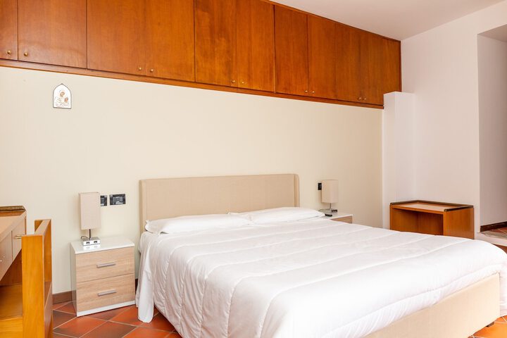 Room 2 of 72
