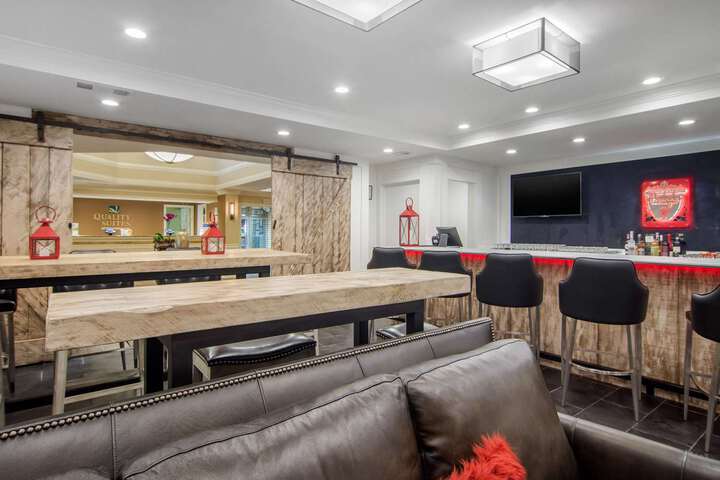 Lounge 12 of 32