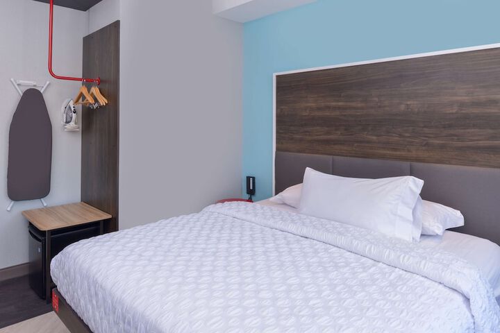 1 King Bed (8 of 10)