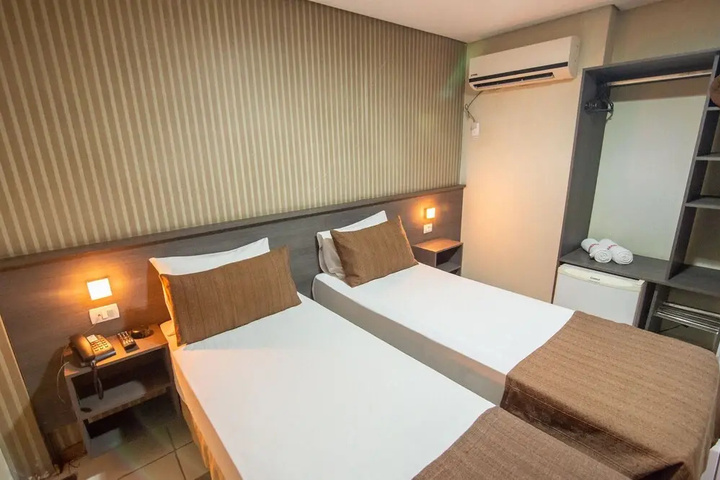 Room 4 of 8