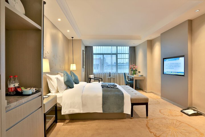 Room 11 of 100