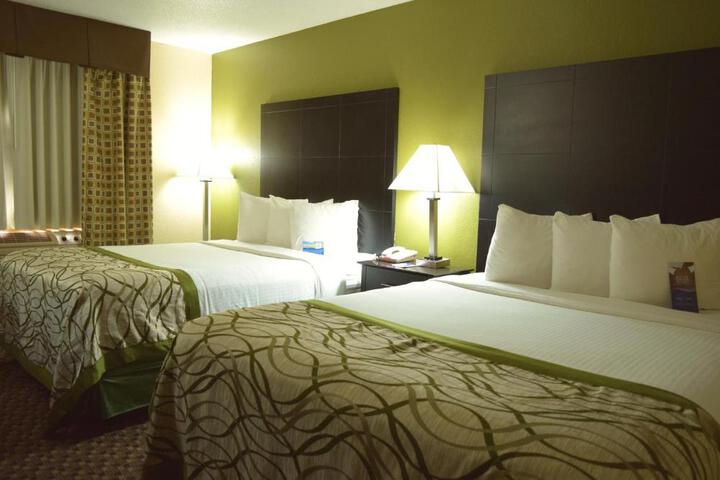 1 Queen Bed Accessible Room (10 of 12)