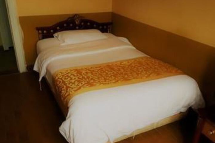 Room 11 of 28