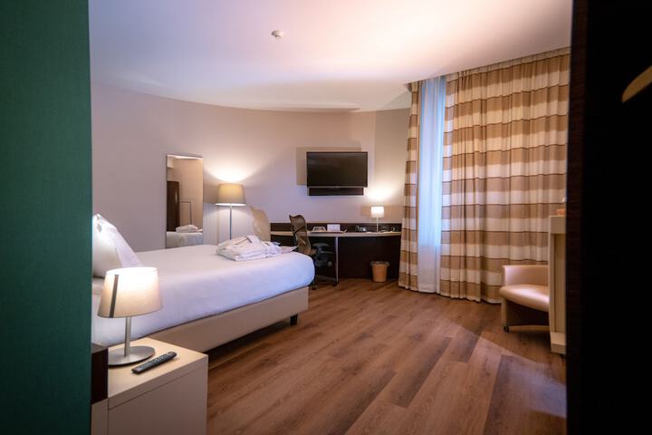 Room 33 of 106