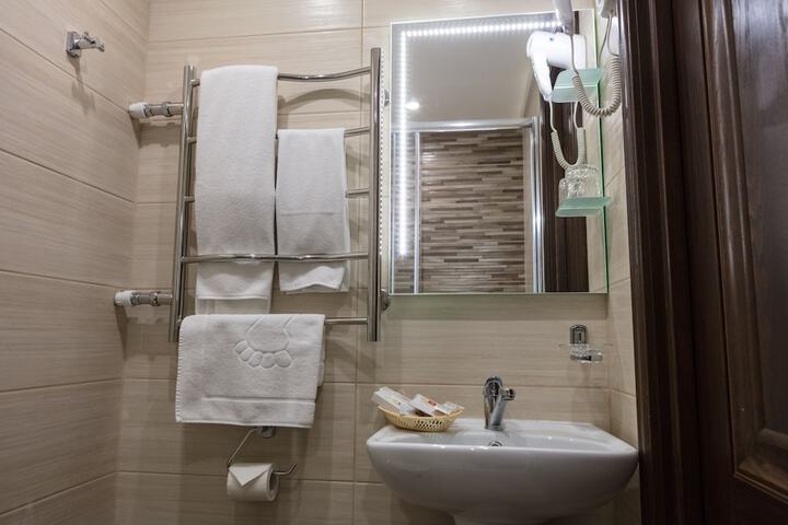 Room 32 of 46