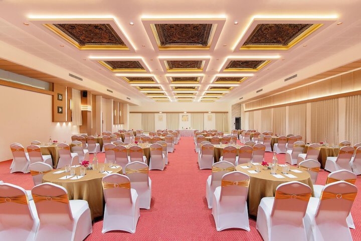 Ballroom/Hall 54 of 72