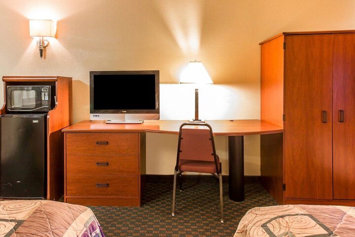 1 Queen Bed Accessible (8 of 12)