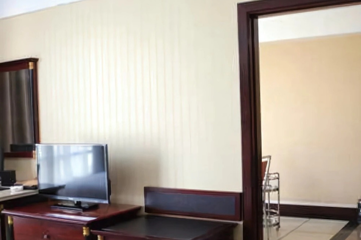 Room 4 of 9
