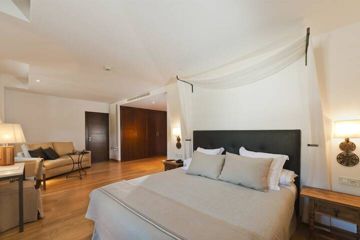 Room 4 of 42