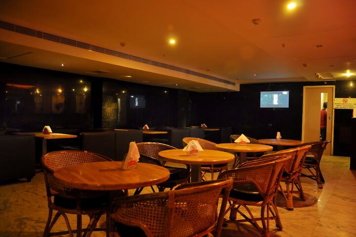 Lounge 24 of 33