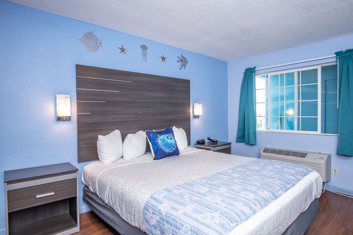 1 King Bed (5 of 18)