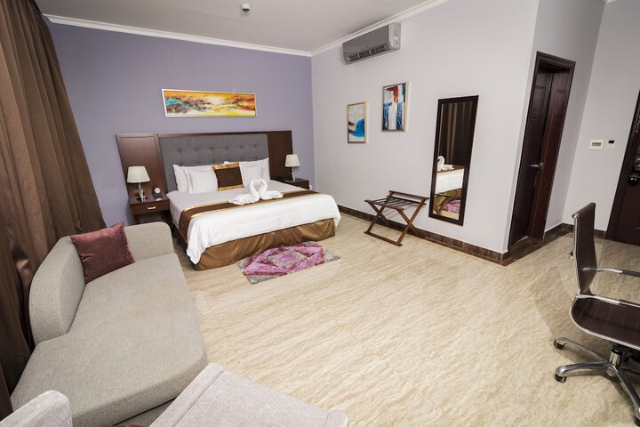 Room 13 of 33