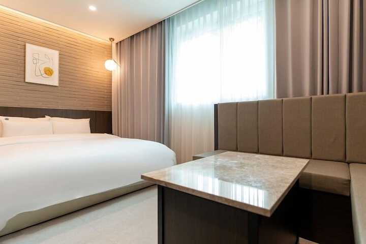 Room 16 of 76