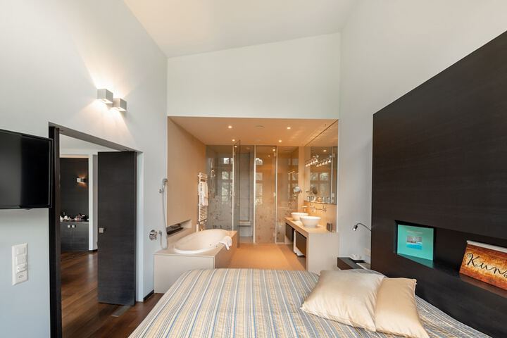 Room 10 of 118