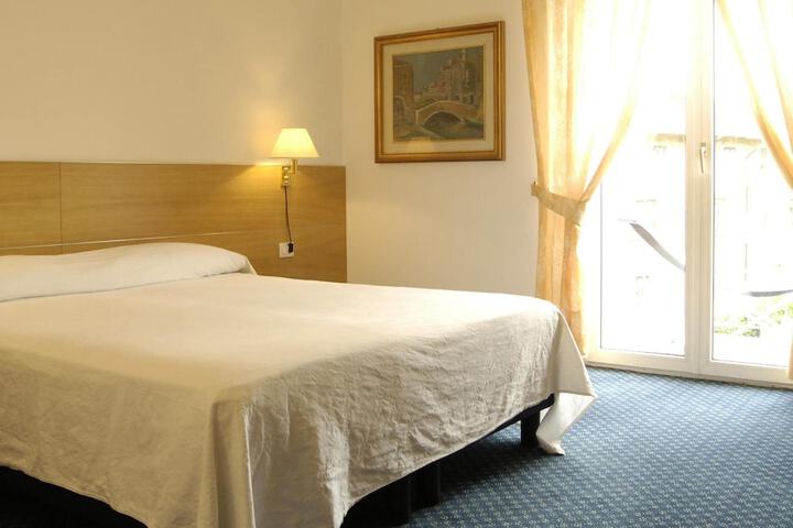 Room 10 of 43