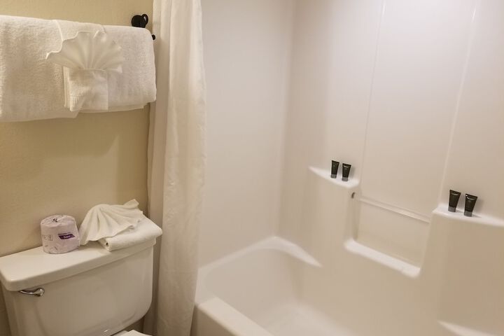 1 Queen Bed (16 of 36)