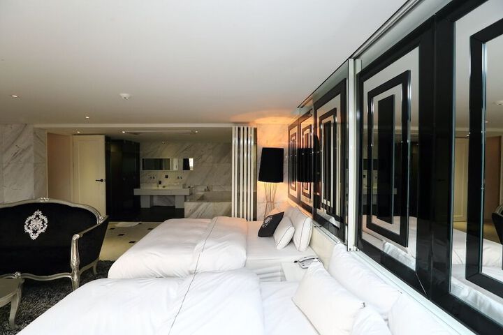 Room 27 of 45