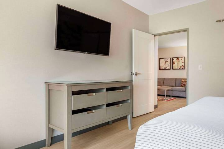 1 King Bed (18 of 19)