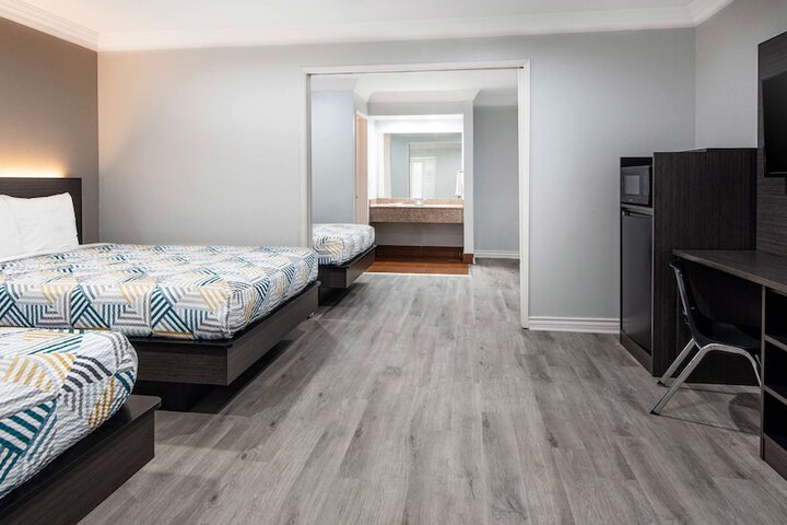 2 Queen Beds (7 of 11)
