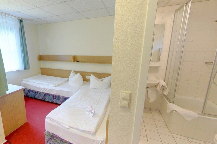Room 3 of 33