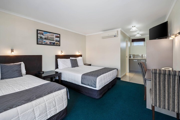 Room 37 of 62