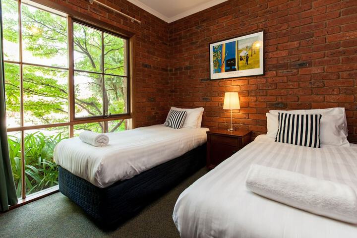 Room 5 of 28
