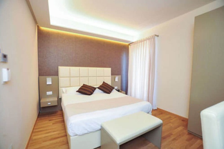 Room 13 of 42