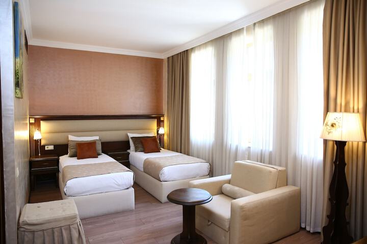 Room 34 of 122