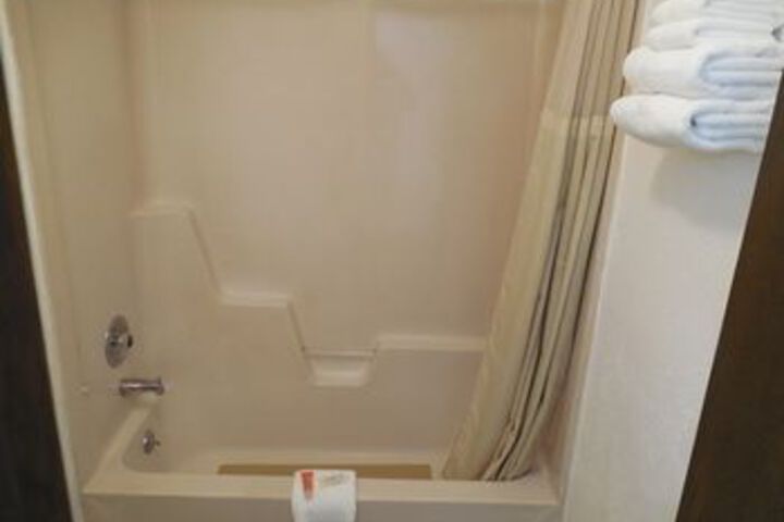 Room 6 of 98