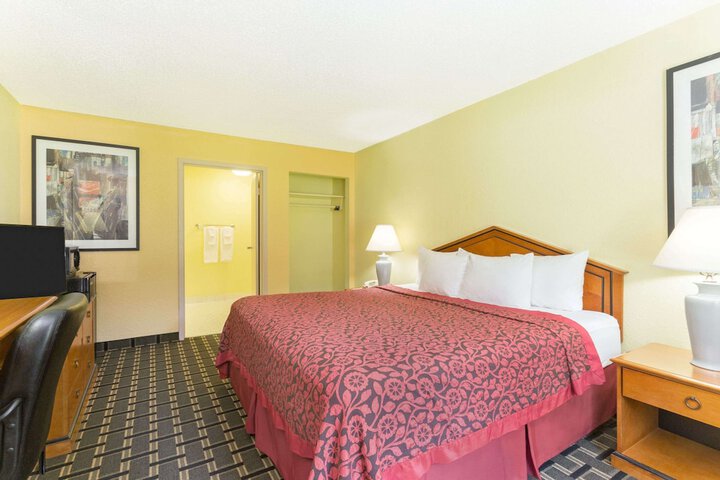 1 King Bed (10 of 11)
