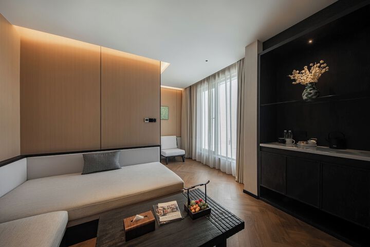 Room 43 of 143