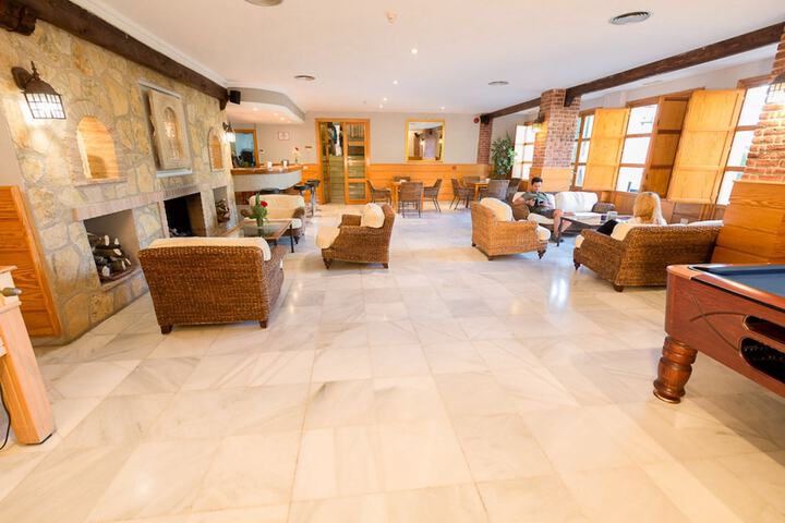 Lounge 40 of 78