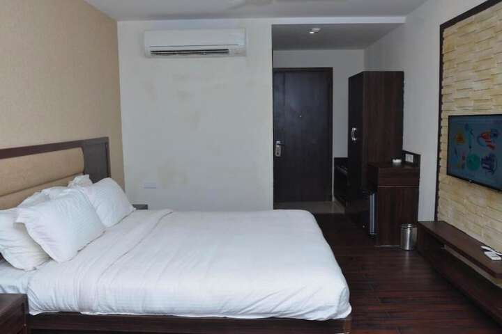 Room 7 of 18