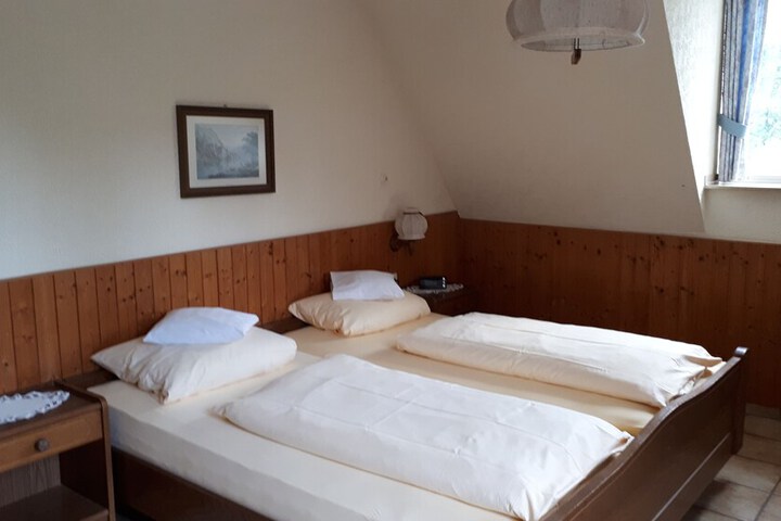 Room 4 of 7