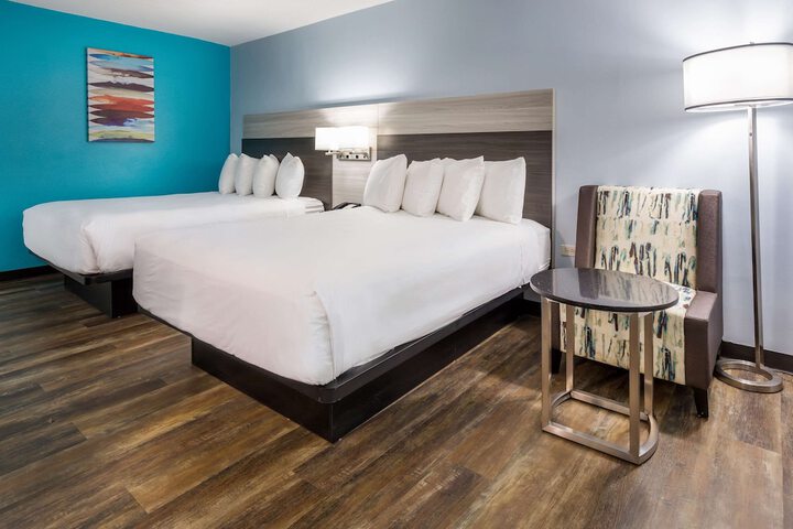 2 Queen Beds (8 of 9)