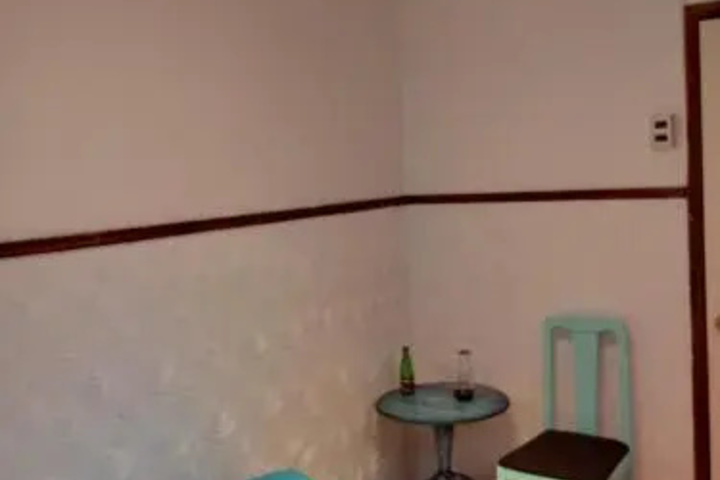 Room 4 of 16