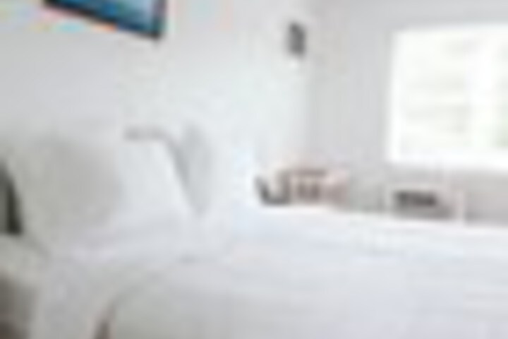 Room 221 of 384