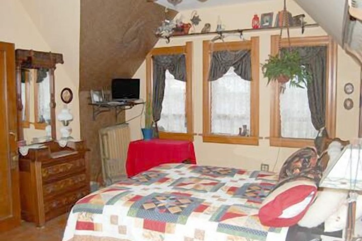 Room 4 of 8