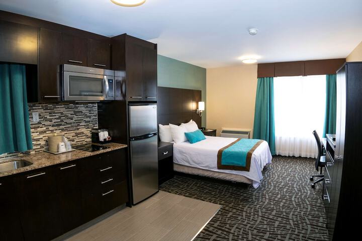 1 Queen Bed Tower Sofa Bed Work Desk Microwave and Refrigerator High Speed Internet Accessible Full Breakfast (21 of 26)