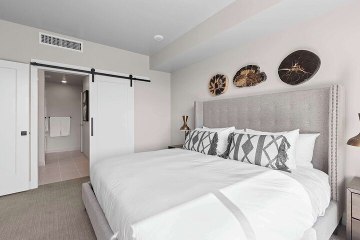 Room 52 of 215