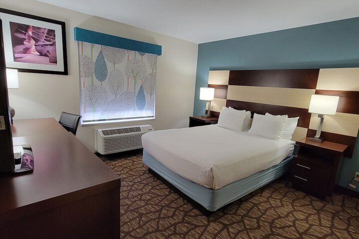 Suite 1 Queen Bed Sofa Bed Microwave and Refrigerator High Speed Internet Accessible Shower Only Full Breakfast (15 of 18)