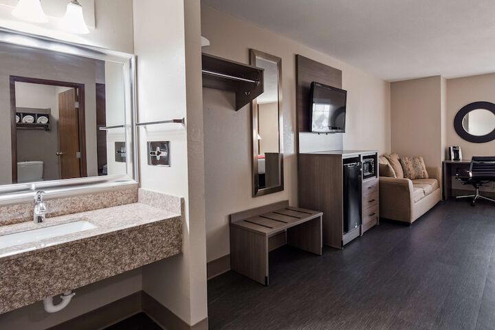 2 Queen Beds High Speed Internet Accessible Microwave and Refrigerator Desk Flat Screen (7 of 16)