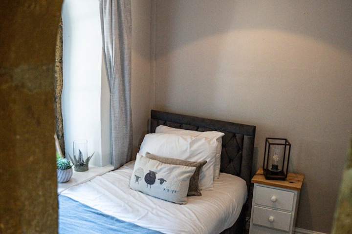 Room 11 of 33