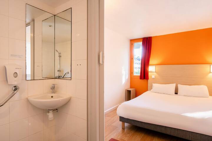 Room 35 of 77