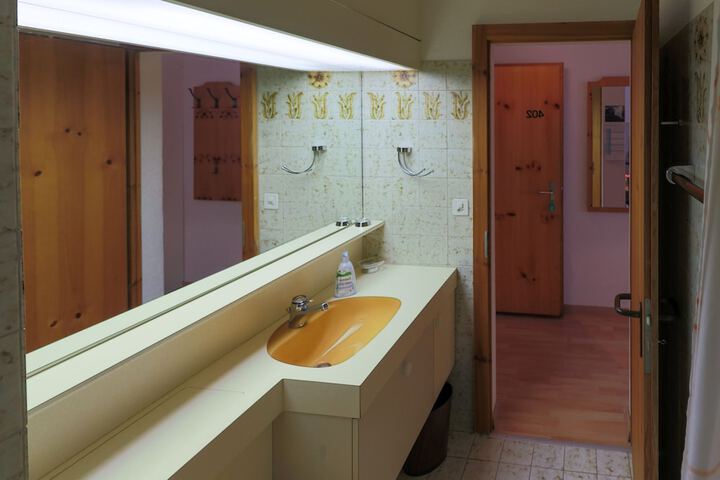 Room 143 of 169