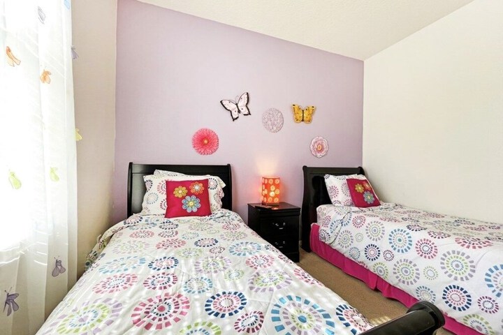 Room 7 of 32